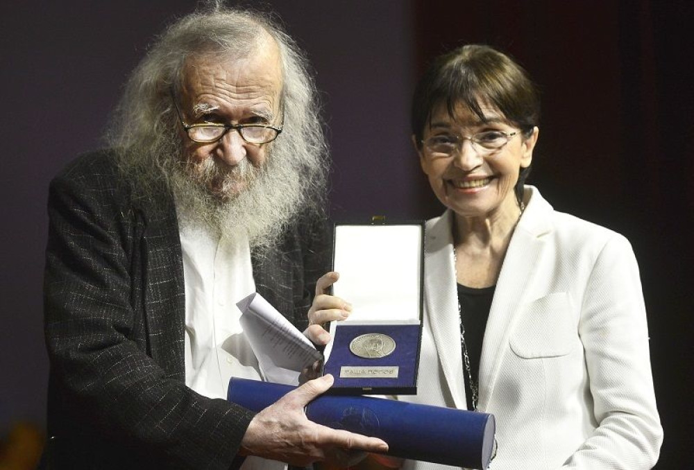 Raši Popovu uručena nagrada za životno delo