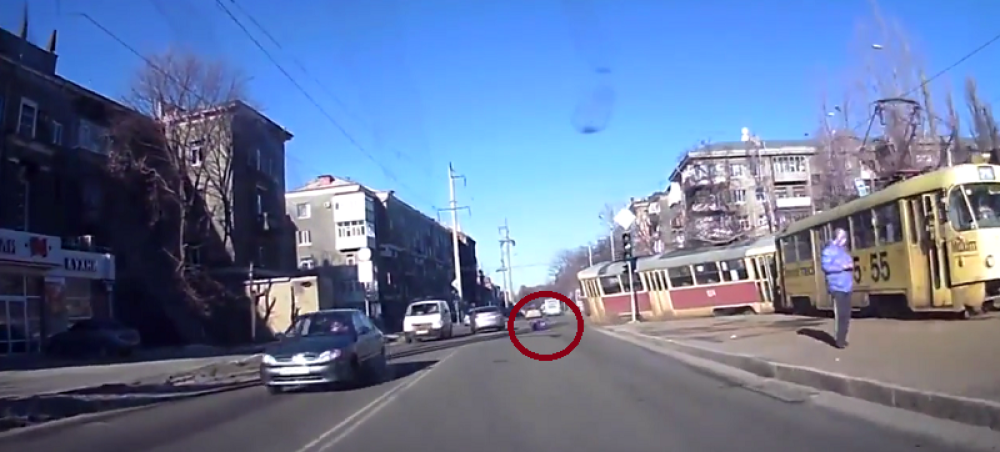 Udario ga tramvaj, a njemu ništa! (VIDEO)