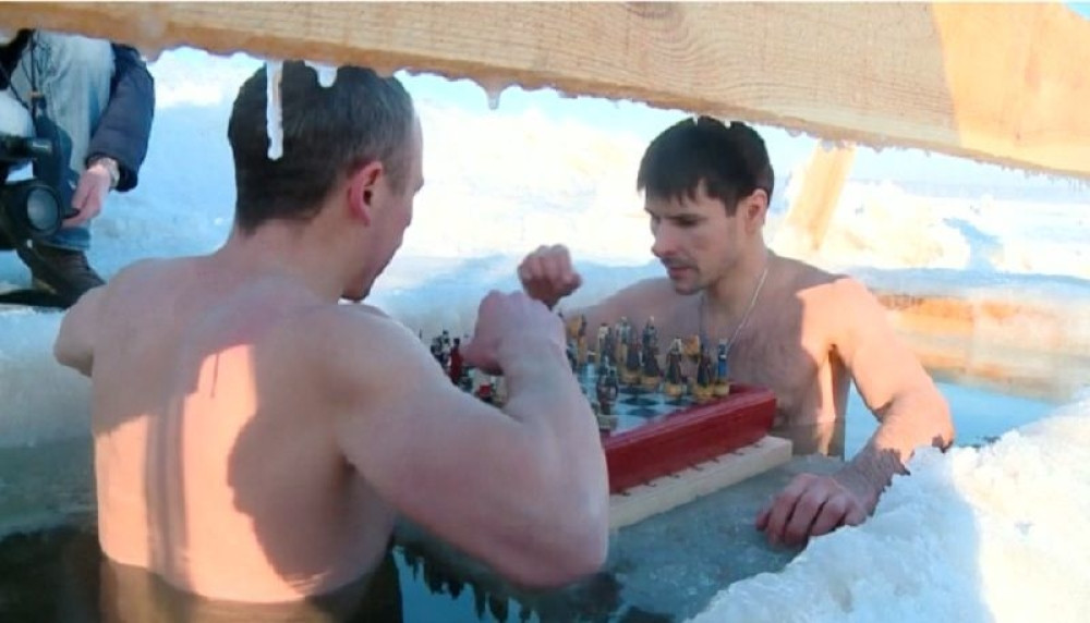 Igraju šah u ledenoj vodi