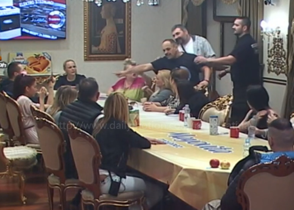 Zmaj napao Marka, obezbeđenje ga odvelo! (VIDEO)