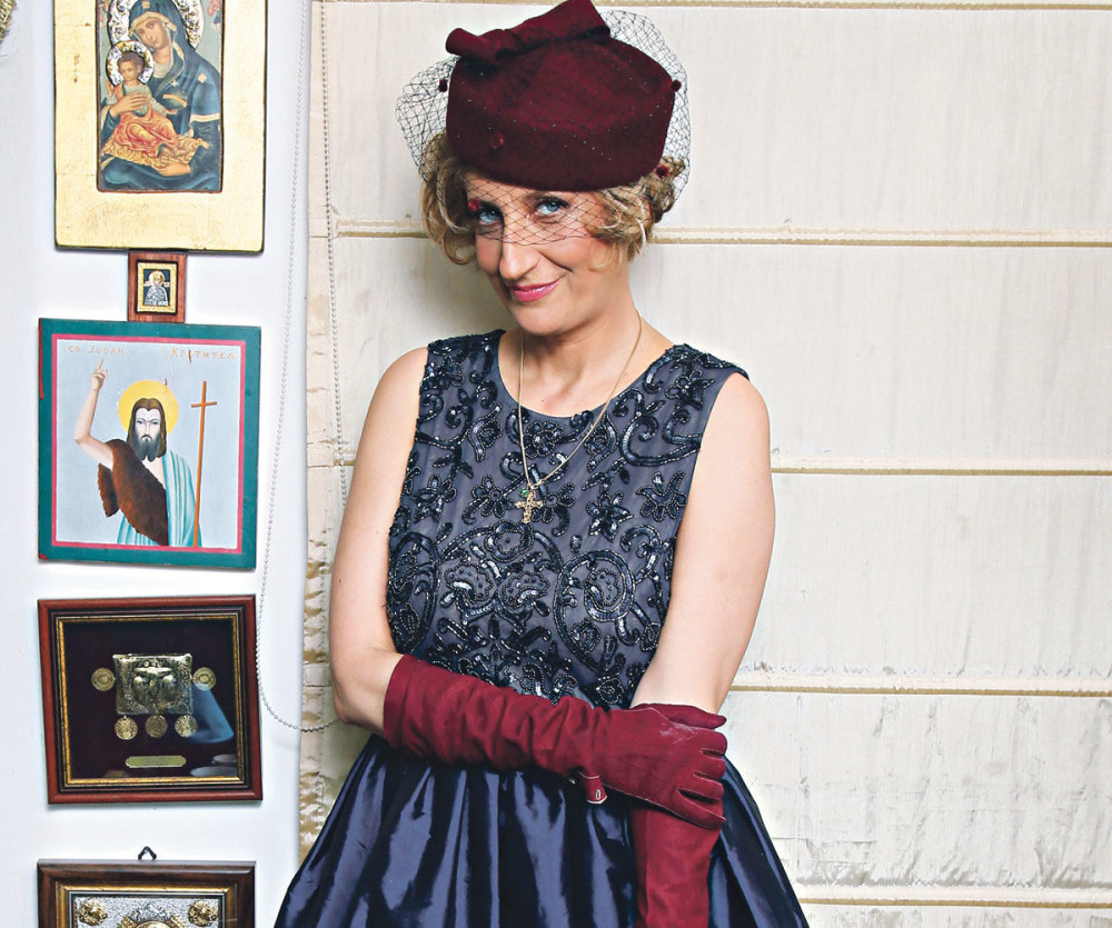 Isidora poklanja nakit Anđeline Džoli