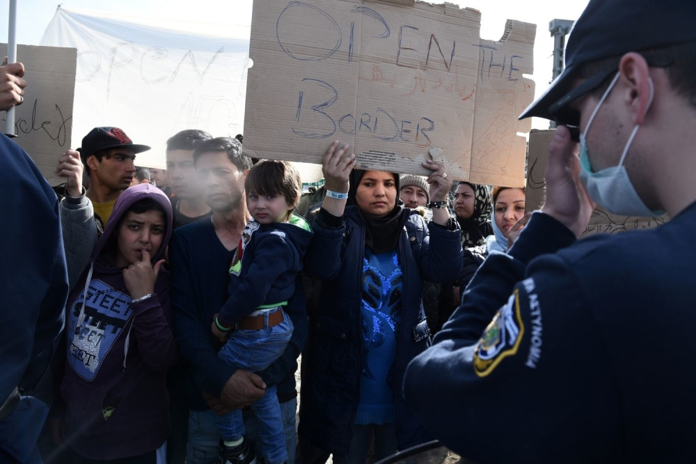 Tuča policije i migranata kod granice