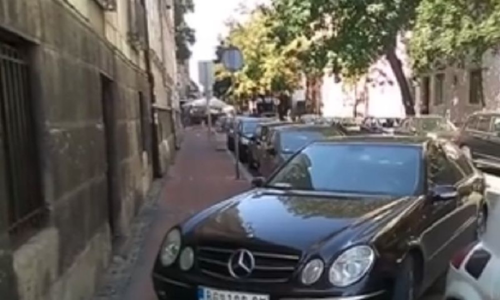 Vladike, odreknite se luksuznih automobila!