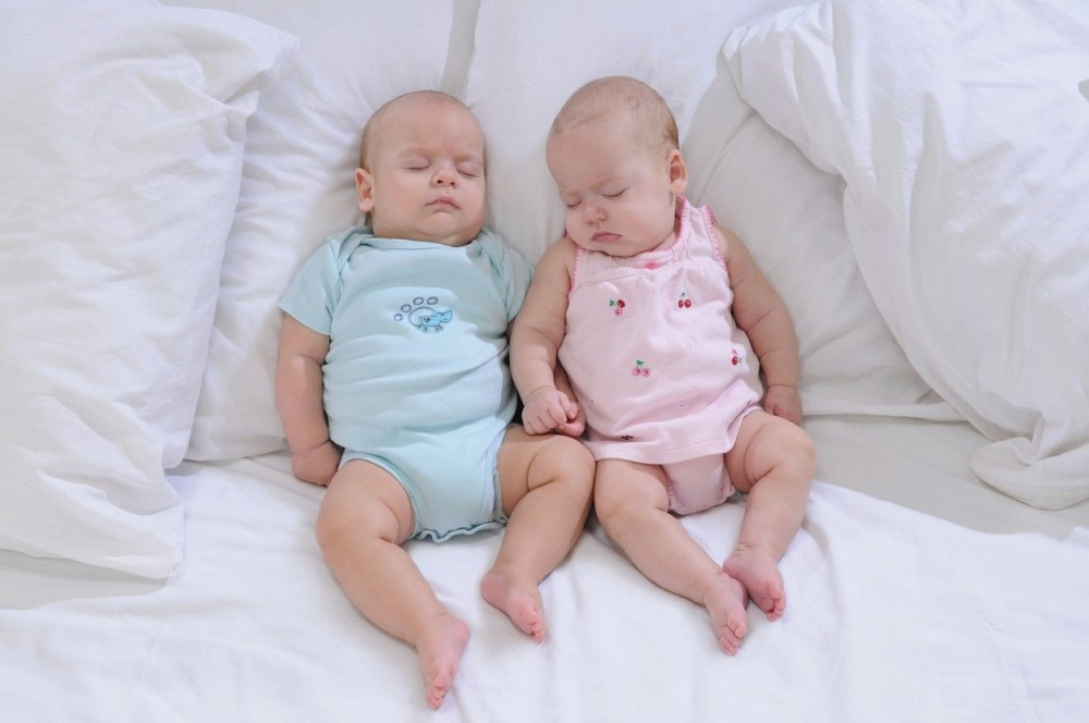 Pogledajte kako je sestra smirila brata blizanca koji je plakao! (VIDEO)