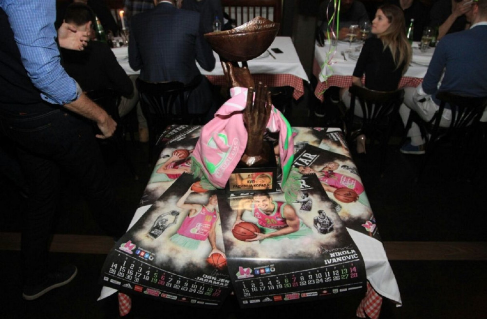 Mega proslavila trofej (FOTO)