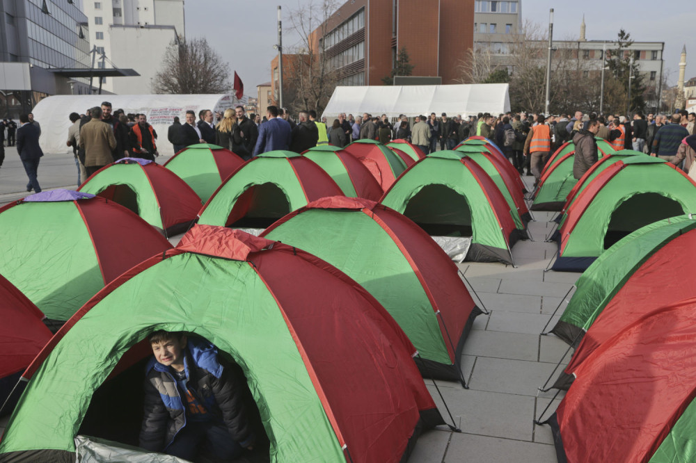 Dok kampuju ispred Vlade, Haradinaj im peva