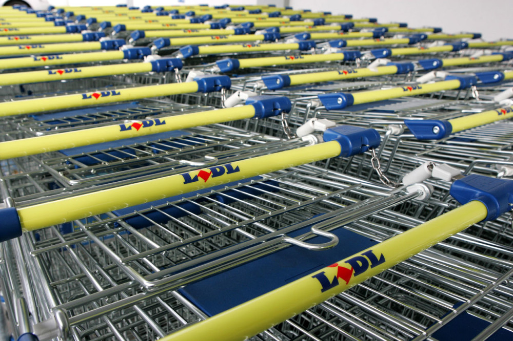 Usred snežne oluje lopovi bagerom koji je čistio sneg upali u Lidl, policajci osetili čari zime