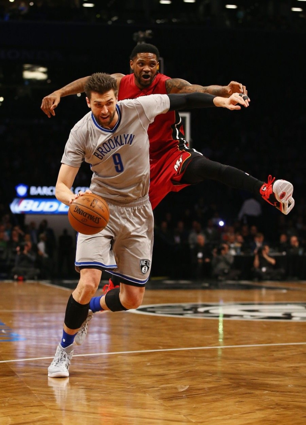 Olimpijakos juri Barnjanija i Maksila