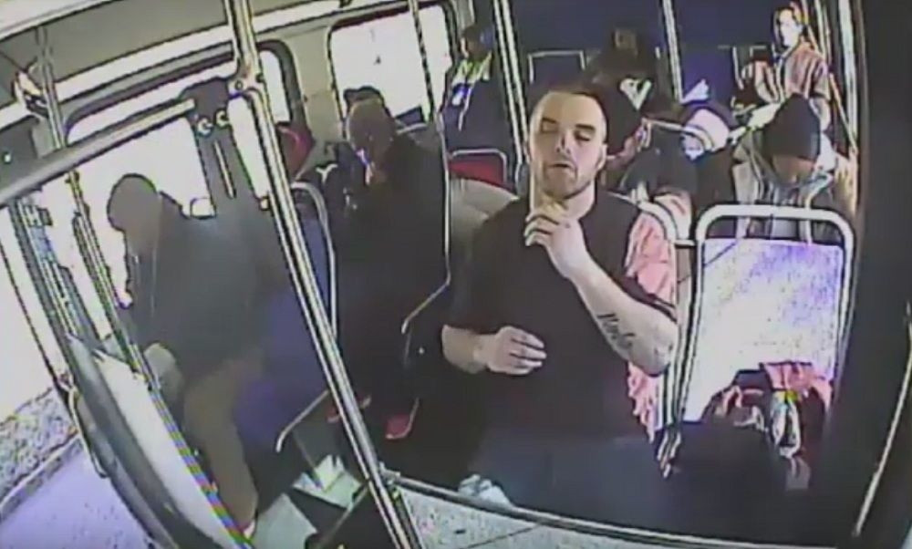 Narkoman "overio" u punom busu! (UZNEMIRUJUĆI VIDEO)