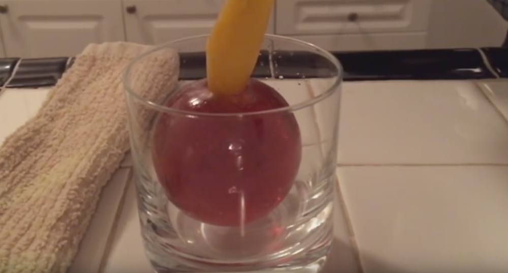 Poslužite viski u kugli od leda! (VIDEO)