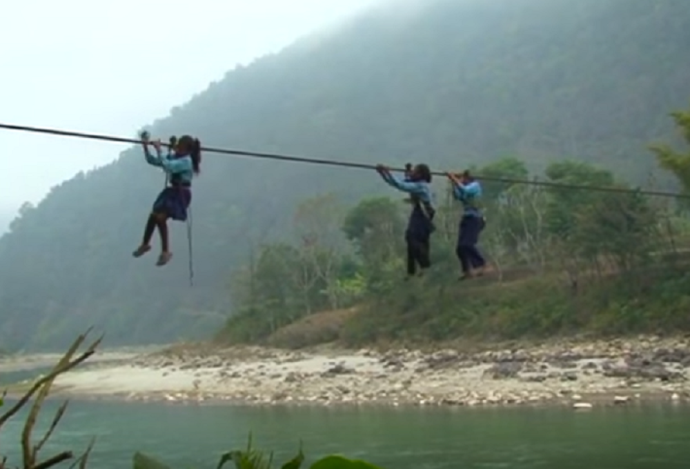 Ovako deca rizikuju život na putu do škole! (VIDEO)