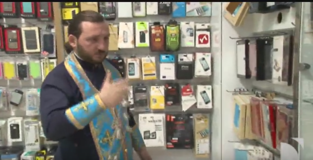 Pravoslavni sveštenik blagosilja ajfone! (VIDEO)