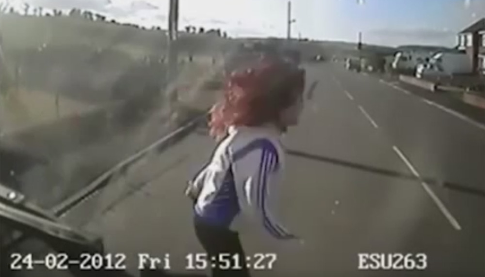 Učenicu udario automobil dok je pretrčavala put! (VIDEO)