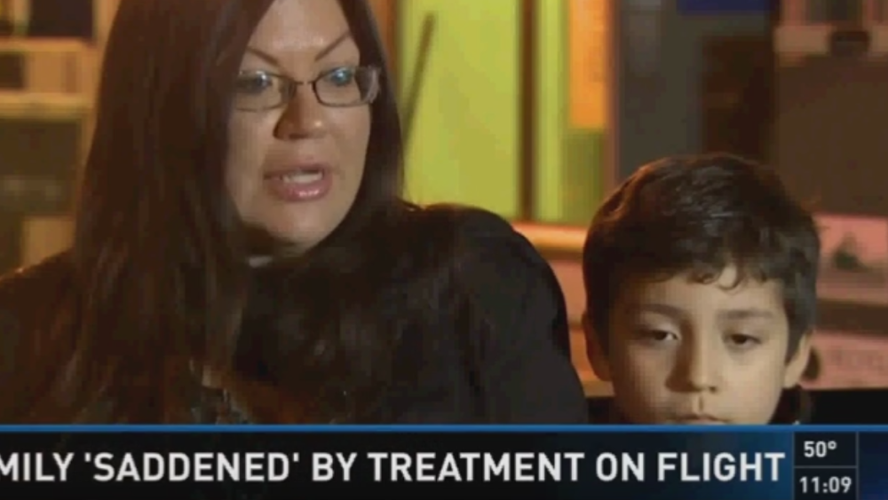 Putnici aplaudirali izbacivanju bolesnog dečaka iz aviona (VIDEO)