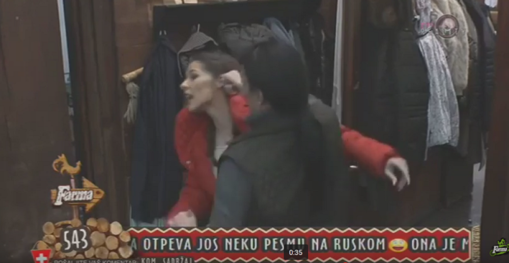Saška Cecu vukla za uvo po sobi! (VIDEO)