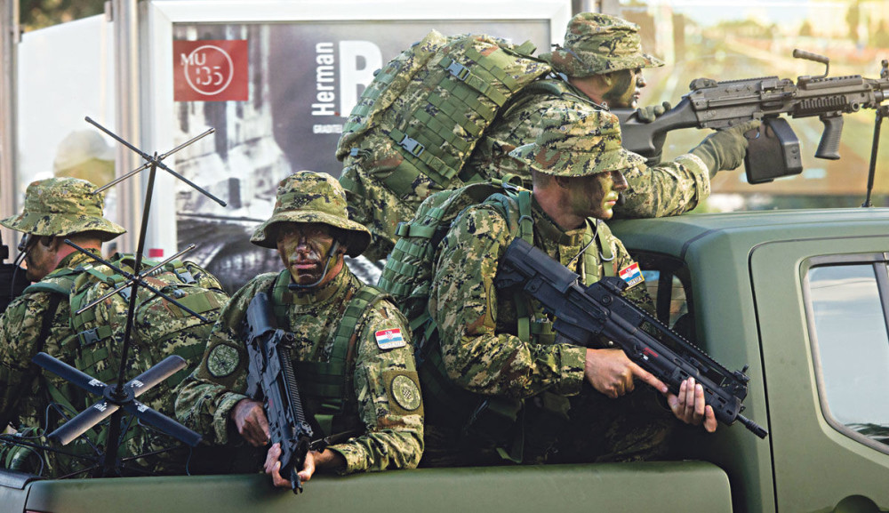 Pijani hrvatski vojnici pravili haos u Austriji, momentalno su ih izbacili preko granice!