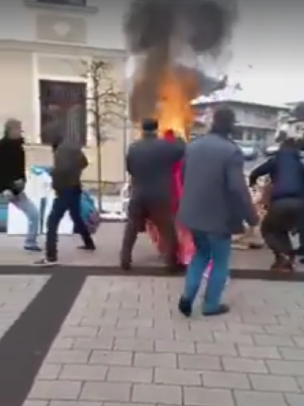 Zapalio se nasred ulice! (UZNEMIRUJUĆI VIDEO)