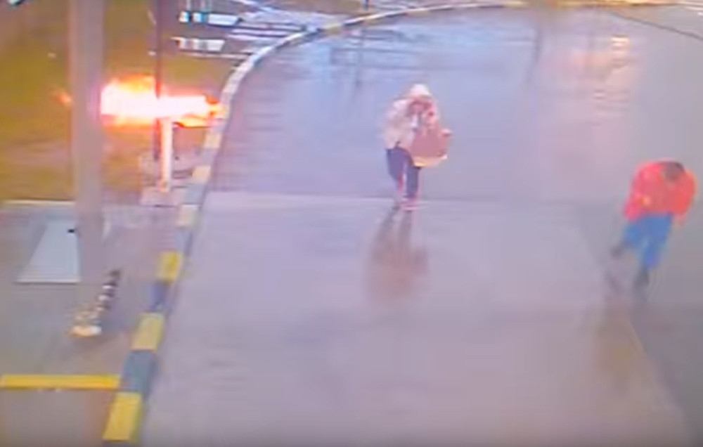 Izbegli tragediju, grom udario u pumpu (VIDEO)