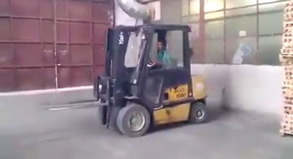 Ovaj tip čini čuda s viljuškarom! (VIDEO)