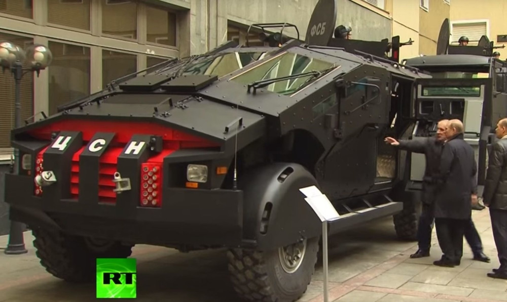 Putin dobio vojni Betmobil (VIDEO)