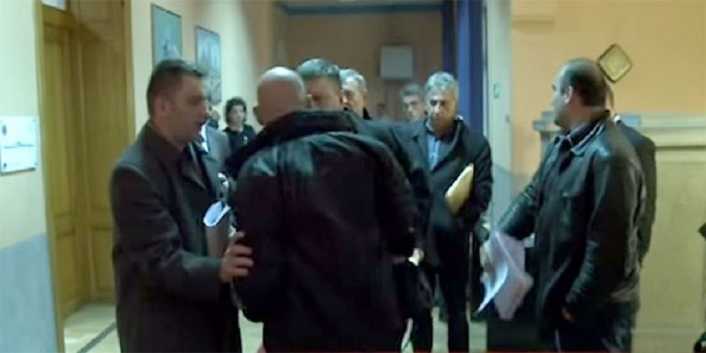 Odbornik SNS: Jedi g.... majmune jedan