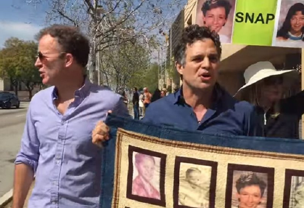 Glumac na protestu protiv pedofila (VIDEO)