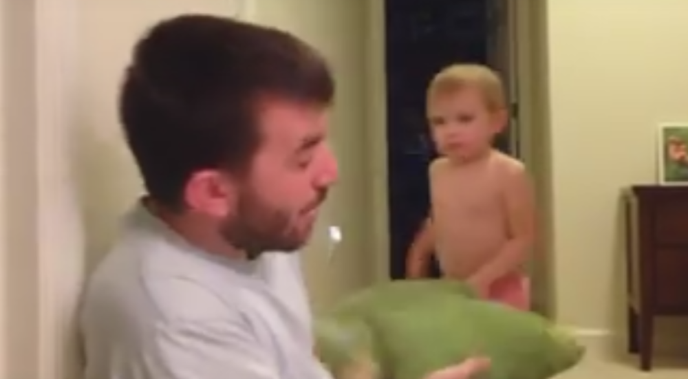 Ono kad tuča jastuka pođe naopako! (VIDEO)