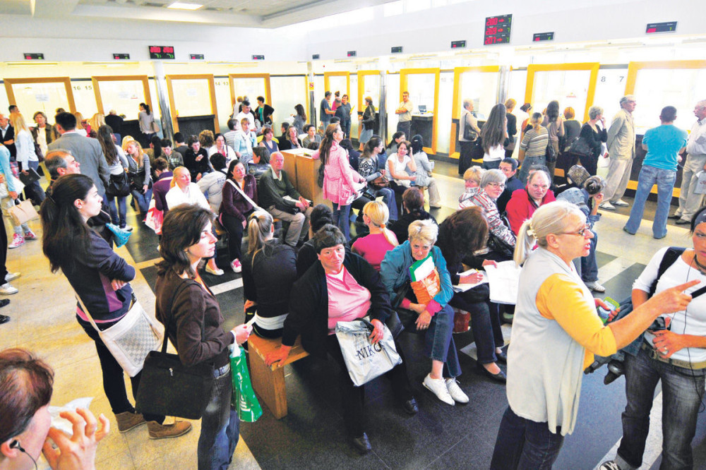 Bolesnici čekaju u redu od zore