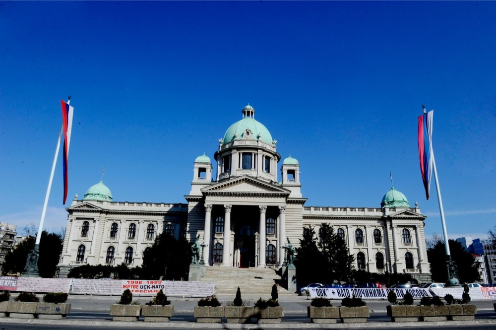 Bivši predsednik skidao crnu magiju pred izbore, a jedan poslanik ušao u zgradu u 14.55 da bi se Srbija rodila u znaku lava!