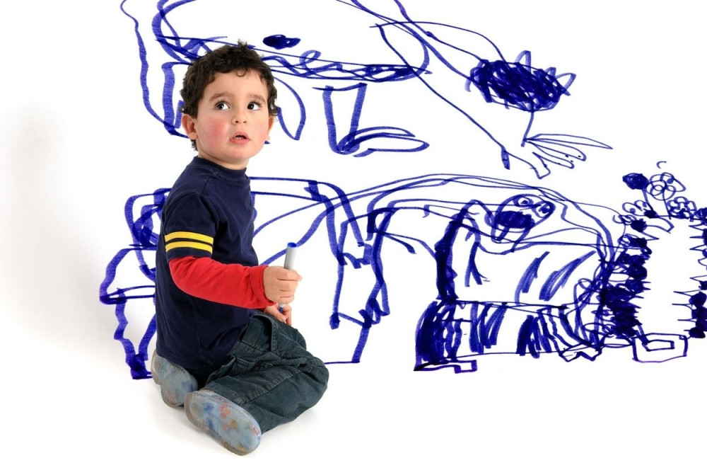 Evo kako da očistite dečje žvrljotine sa zida (VIDEO)