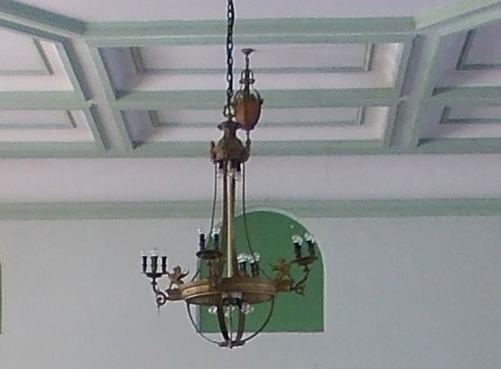 Ukraden luster težak pola tone