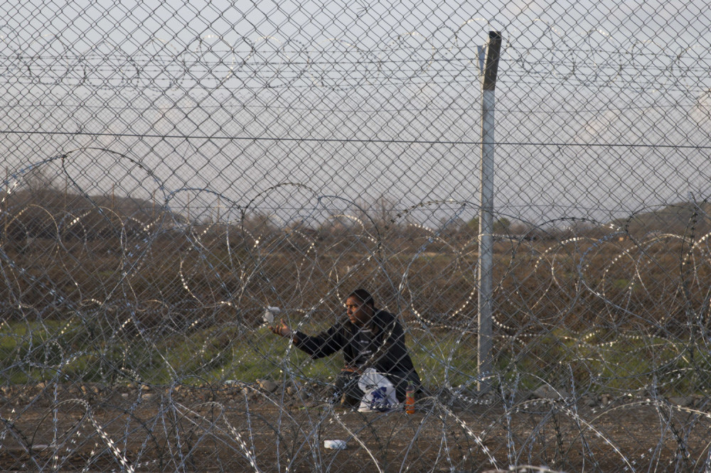 Izbeglica probala da se zapali na granici