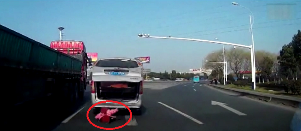 Dete (2) ispalo iz kombija usred vožnje! (VIDEO)