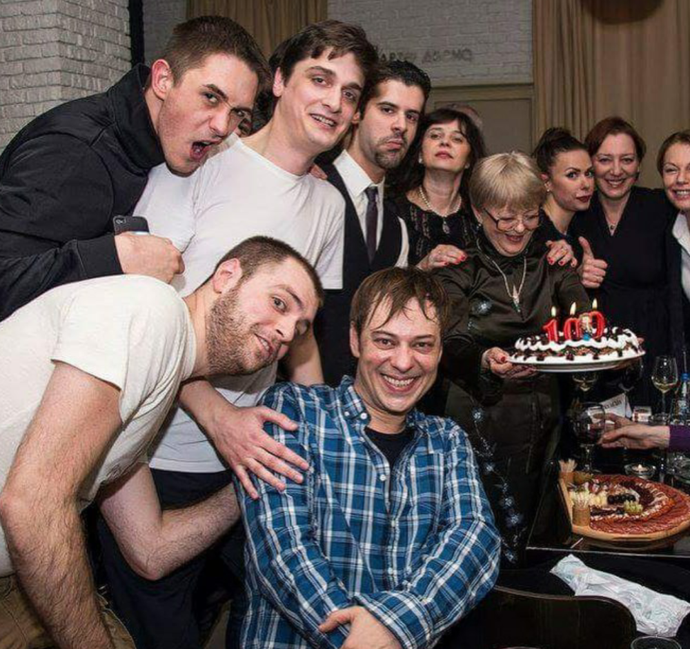 Glumci proslavili 100. izvođenje "Gospođe ministarke"!