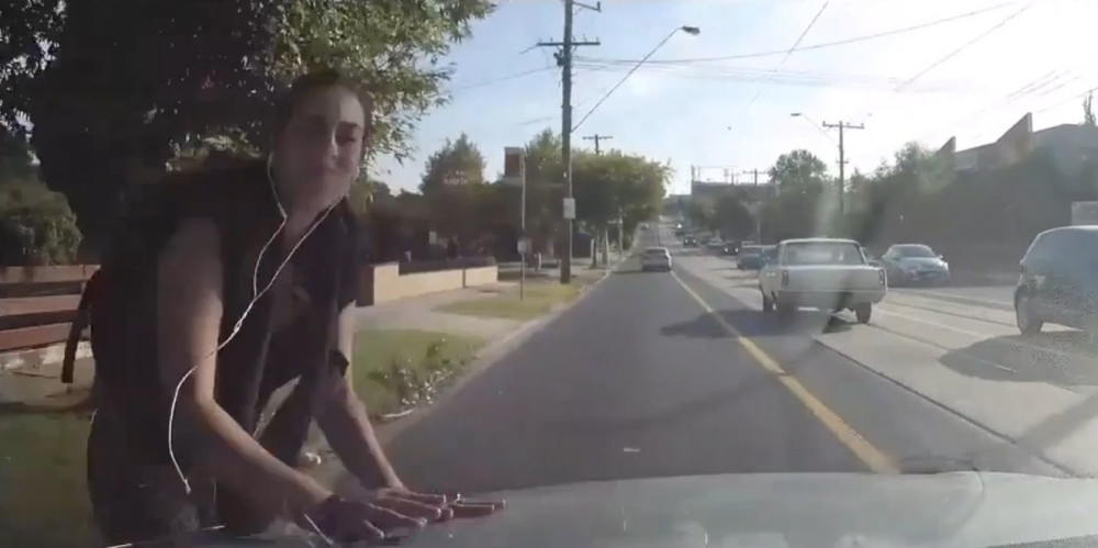 Skinite slušalice kad prelazite ulicu! (VIDEO)