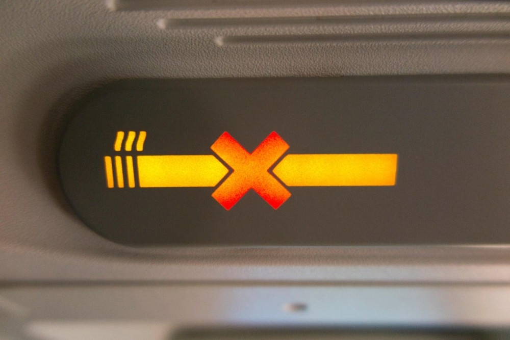 Zašto avioni imaju pepeljare, ako je zabranjeno pušenje?