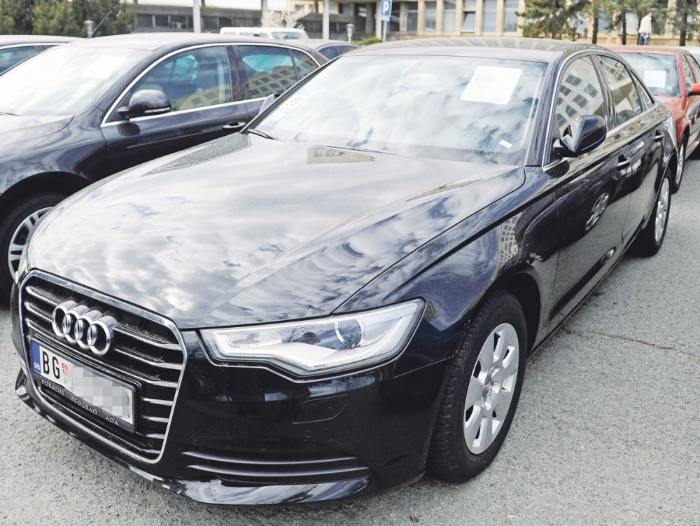 Oteli auto u kom su bila deca, otac umalo izginuo spasavajući ih