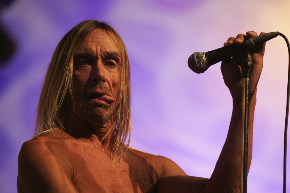 Pop pozirao potpuno go studentima! (FOTO)