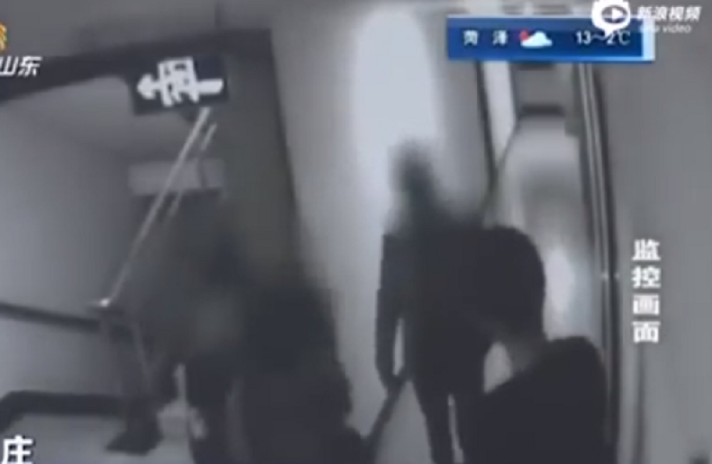 Igrom odlučili ko će prvi silovati devojčicu (VIDEO)