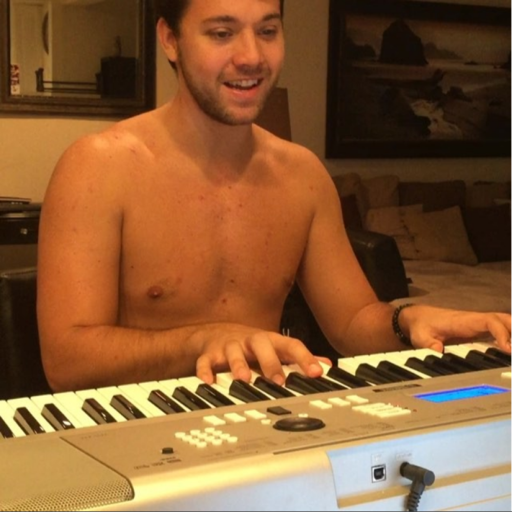 Poslušajte kako peva Brenin sin! (VIDEO)