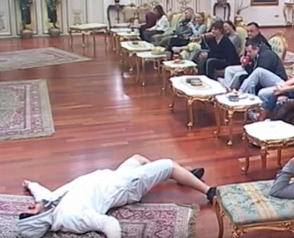 Željko se srušio na pod! (VIDEO)