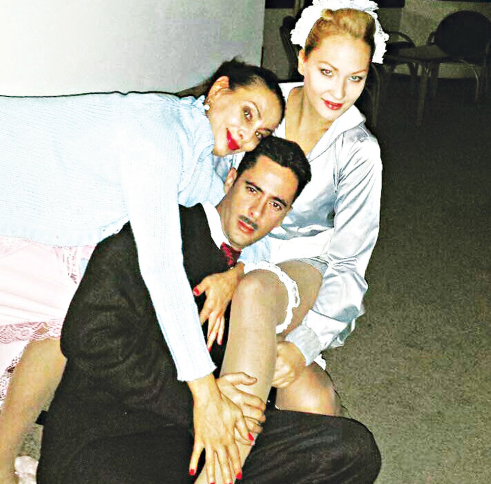 Joksimović prigrlio glumice