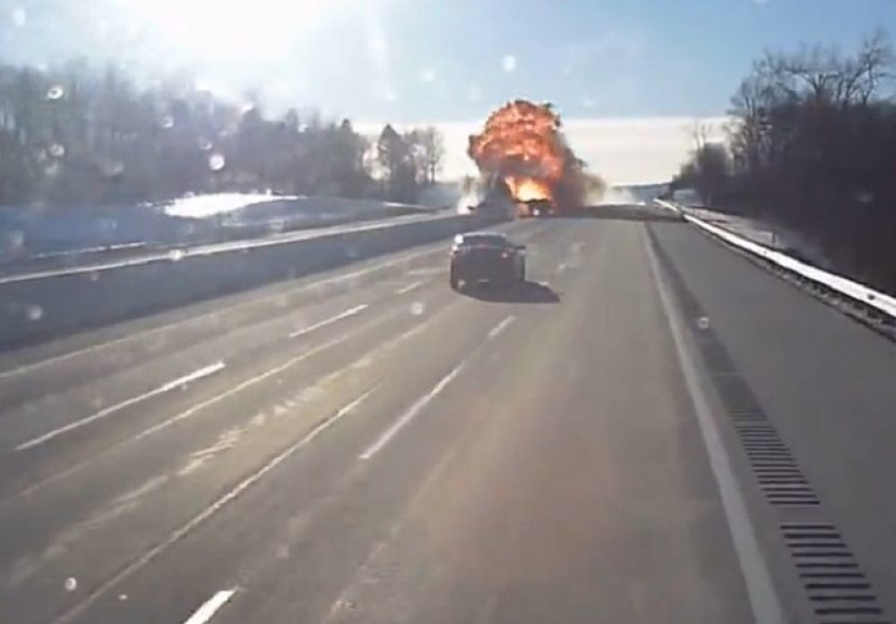 Eksplodirao kamion, vozač umalo izgoreo (VIDEO)