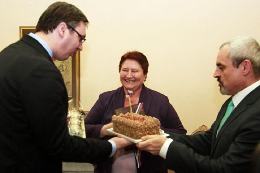 Vučić već dobija rođendanske torte (FOTO)