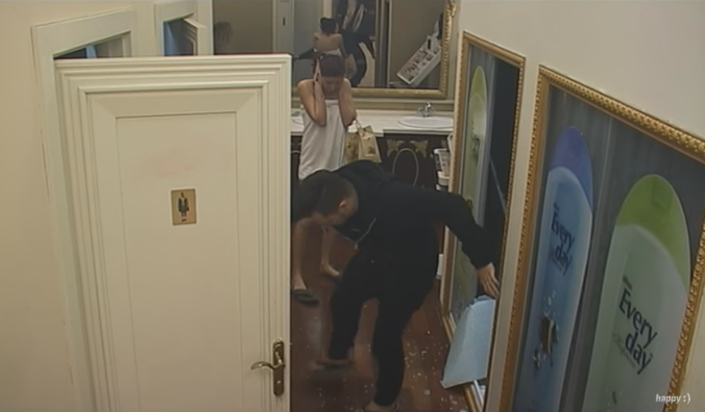 Gastoz razbio vrata tuš kabine! (VIDEO)