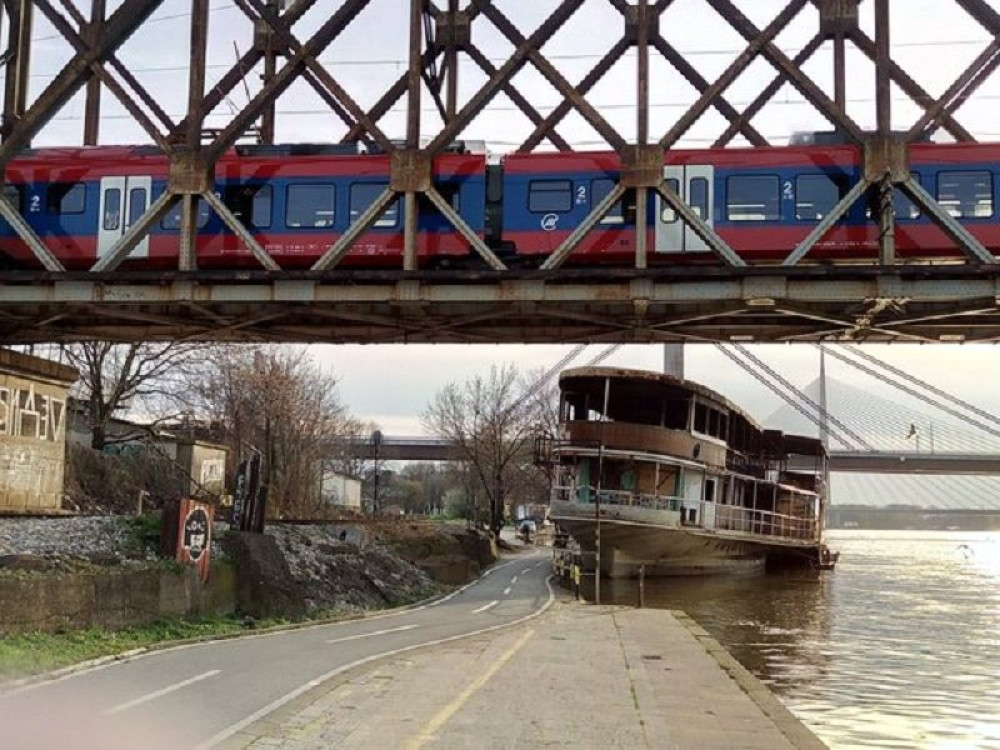 Otkačio se brod na keju, ugrožava biciklističku stazu