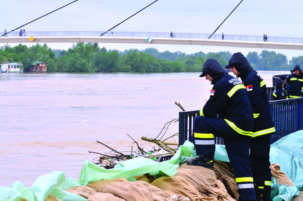 Nagrada za policajce i vojnike zbog spasavanja dece iz reke