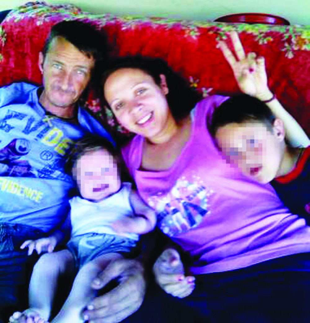 Saneline mališane čuva deda