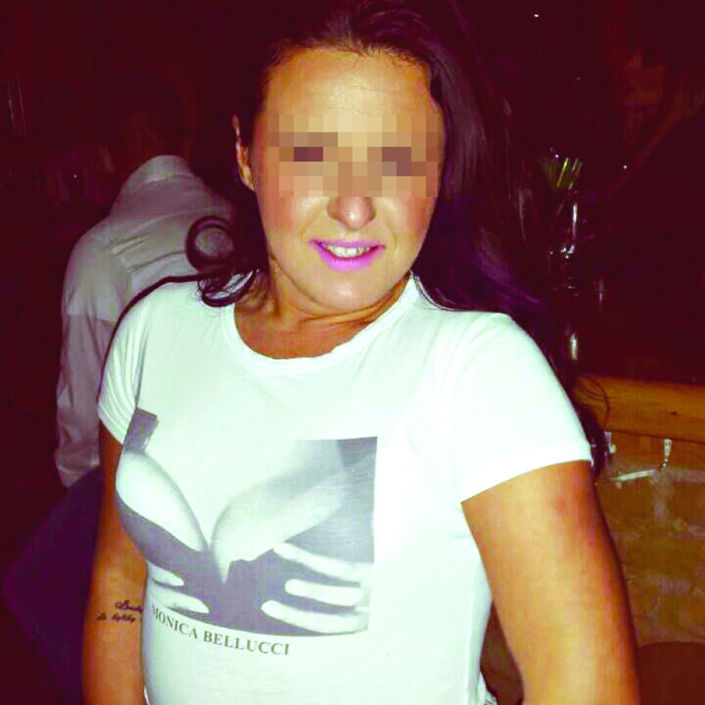 Devojka i dalje kritično