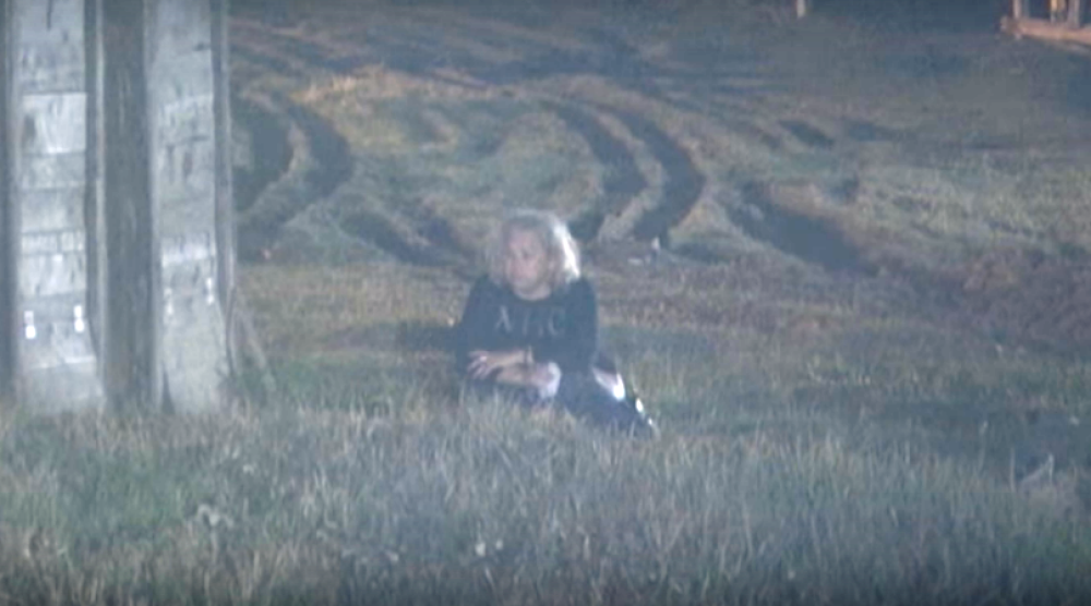 Marina urinirala nasred dvorišta! (VIDEO)